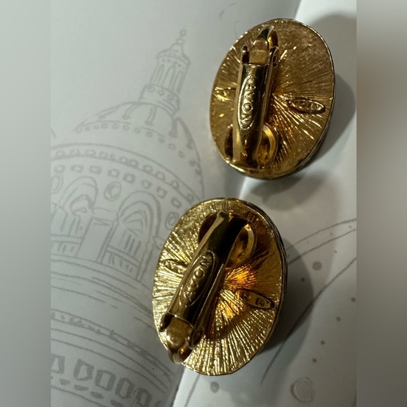 Vintage Avon Rose Cameo Clip-On Earrings – Gold Tone & Pale Blue-Gray Background - Picture 4 of 8